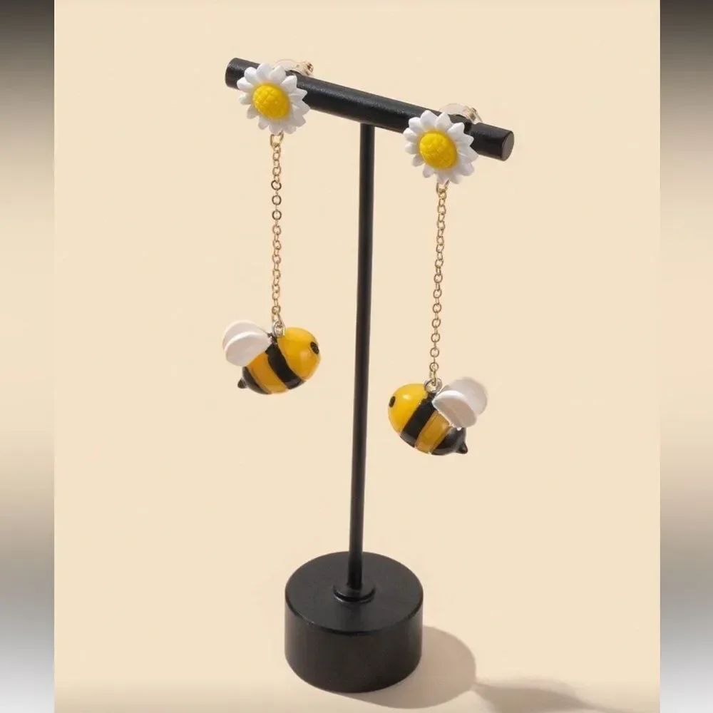 Daisy & Bee Drop Earrings A1639